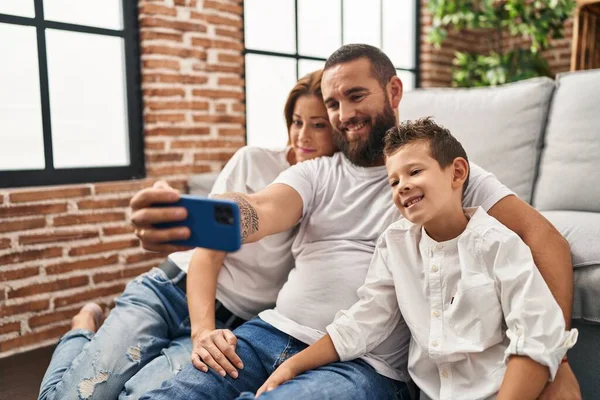 Familie Selfie Maken Door Smartphone Zitten Vloer Thuis — Stockfoto