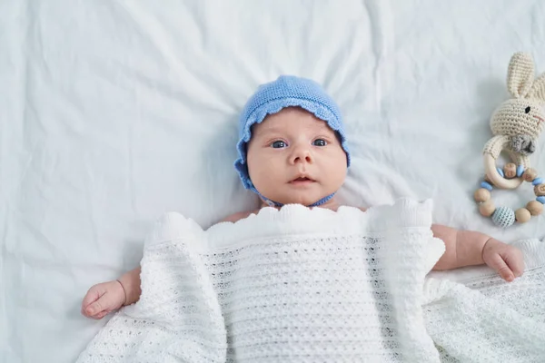 Schattige Blanke Baby Liggend Bed Met Ontspannen Uitdrukking Slaapkamer — Stockfoto