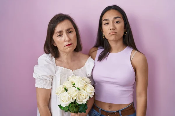Hispanic Mother Daughter Holding Bouquet White Flowers Looking Sleepy Tired — Foto Stock