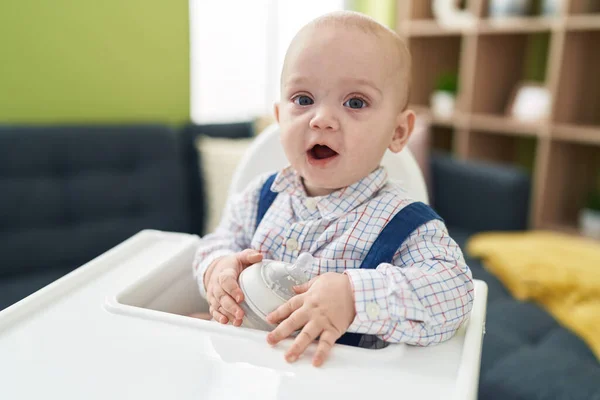 Entzückendes Kaukasisches Baby Mit Fütterungsflasche Sitzt Hause Auf Dem Hochstuhl — Stockfoto