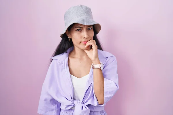 Young Hispanic Woman Standing Pink Background Wearing Hat Looking Stressed — Stock Photo, Image