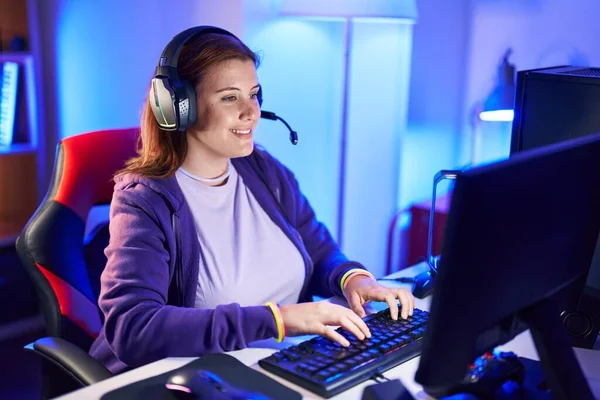 Молодая Красивая Плюс Размер Женщина Стример Играть Видеоигры Помощью Компьютера — стоковое фото