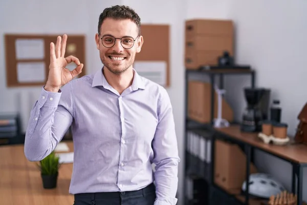 Young Hispanic Man Office Smiling Positive Doing Sign Hand Fingers — ストック写真