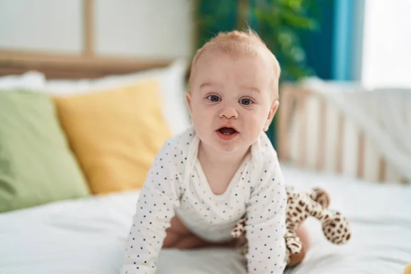 Adorável Bebê Caucasiano Sorrindo Confiante Rastejando Cama Quarto — Fotografia de Stock