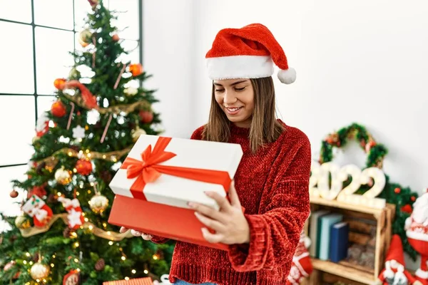 Νεαρό Ισπανόφωνο Κορίτσι Unboxing Δώρο Στέκεται Από Χριστουγεννιάτικο Δέντρο Στο — Φωτογραφία Αρχείου