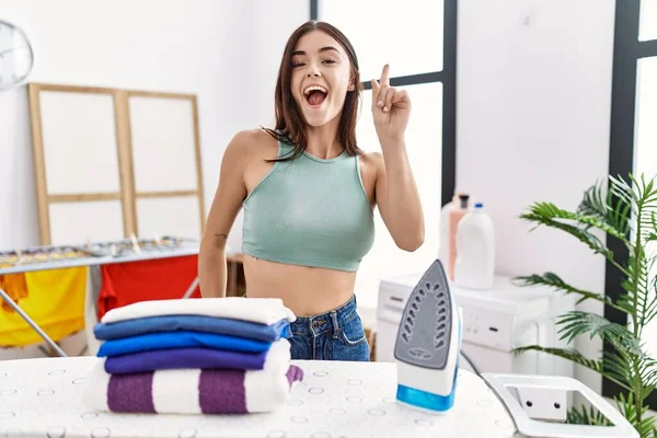 Çamaşır Odasında Elbiselerini Ütüleyen Genç Spanyol Kadın Başarılı Bir Fikirle — Stok fotoğraf
