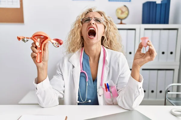 Médico Mediana Edad Mujer Sosteniendo Copa Menstrual Enojado Loco Gritando — Foto de Stock
