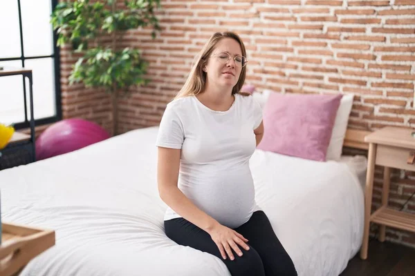 Mujer Embarazada Joven Que Sufre Lesión Espalda Sentada Cama Dormitorio —  Fotos de Stock