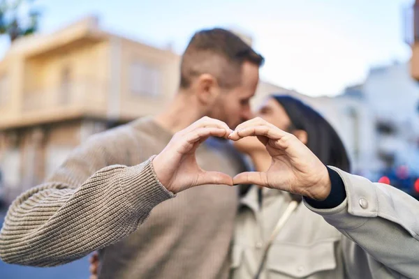 Άντρας Και Γυναίκα Κάνουν Σύμβολο Της Καρδιάς Χέρια Φιλιούνται Στο — Φωτογραφία Αρχείου