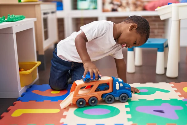 Африканский Американец Играет Автомобилями Игрушками Грузовиков Сидя Полу Детском Саду — стоковое фото