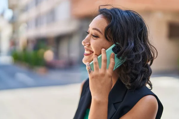 Ung Vacker Latinamerikansk Kvinna Ler Säker Talar Smartphone Gatan — Stockfoto