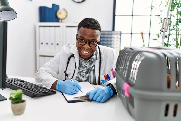 Young African Man Working Veterinarian Medical Clinic — Foto Stock