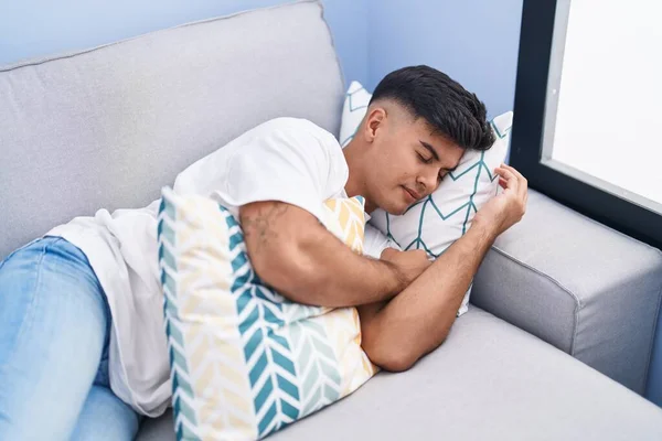 Jeune Homme Hispanique Couché Sur Canapé Dormant Maison — Photo