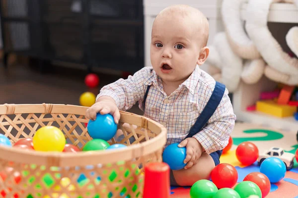 Adorable Bebé Caucásico Jugando Con Bolas Sentadas Suelo Jardín Infantes —  Fotos de Stock