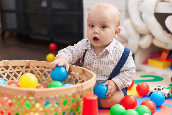 Schattige Blanke Baby Spelen Met Ballen Zitten Vloer Kleuterschool — Stockfoto