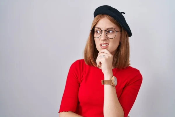 Mujer Pelirroja Joven Pie Con Gafas Boina Pensando Preocupado Por —  Fotos de Stock