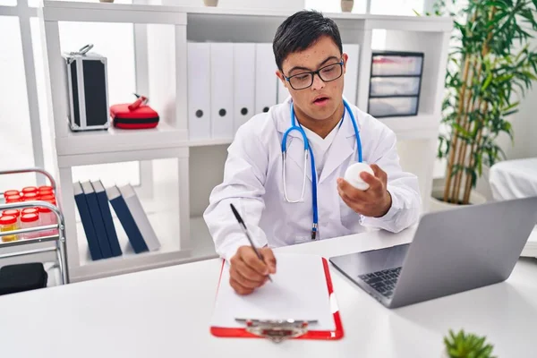 Syndrome Man Wearing Doctor Uniform Prescribe Pills Clinic — Stock Photo, Image