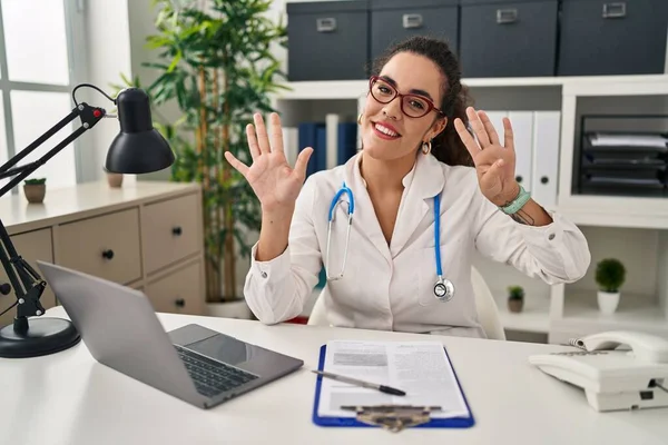 Young Hispanic Woman Wearing Doctor Uniform Stethoscope Showing Pointing Fingers — Stock Photo, Image
