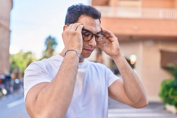 Young Hispanic Man Stressed Suffering Headache Street — Stockfoto