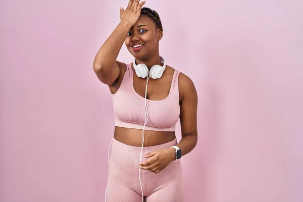 African American Woman Braids Wearing Sportswear Headphones Surprised Hand Head — Photo