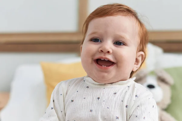Liebenswert Rotschopf Kleinkind Lächeln Selbstbewusst Sitzen Auf Bett Schlafzimmer — Stockfoto