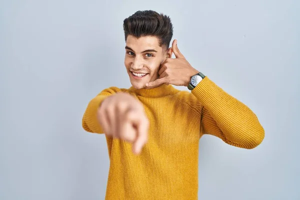 Young Hispanic Man Standing Blue Background Smiling Doing Talking Telephone — Stok fotoğraf
