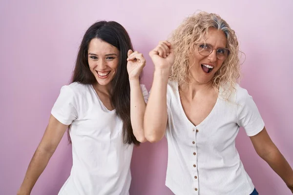 Mother Daughter Standing Together Pink Background Dancing Happy Cheerful Smiling — Stock Photo, Image