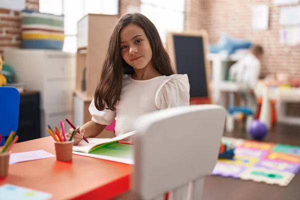 Urocza Latynoska Studentka Siedzi Stole Rysując Papierze Przedszkolu — Zdjęcie stockowe
