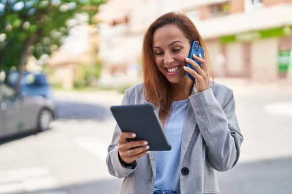 Mujer Joven Ejecutiva Hablando Teléfono Inteligente Usando Touchpad Calle — Foto de Stock