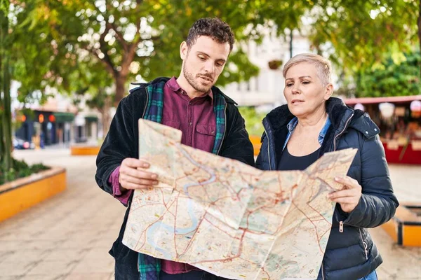 Μητέρα Και Γιος Αναζητούν Χάρτη Της Πόλης Στέκεται Μαζί Στο — Φωτογραφία Αρχείου