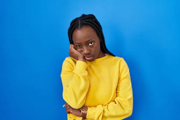 Güzel Siyahi Kadın Mavi Arka Planda Durup Kollarını Kavuşturarak Depresyondan — Stok fotoğraf