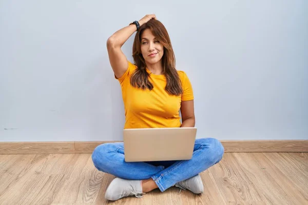 Hispanic Woman Using Laptop Sitting Floor Home Confuse Wondering Question —  Fotos de Stock
