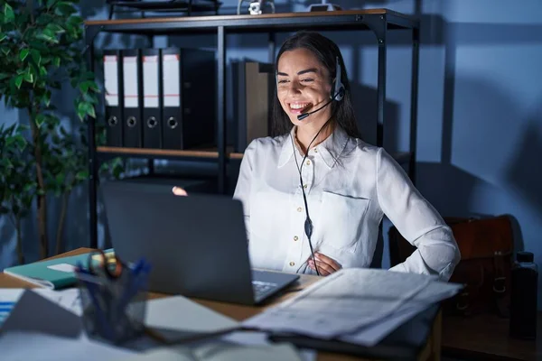 Young Brunette Woman Wearing Call Center Agent Headset Working Late — Fotografia de Stock