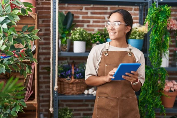 Çiçekçiye dokunarak gülen güzel İspanyol kadın çiçekçi.