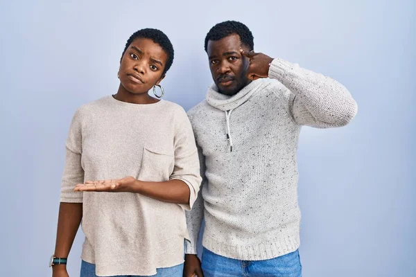 Genç Afro Amerikan Çifti Mavi Arka Planda Yan Yana Dikiliyorlar — Stok fotoğraf