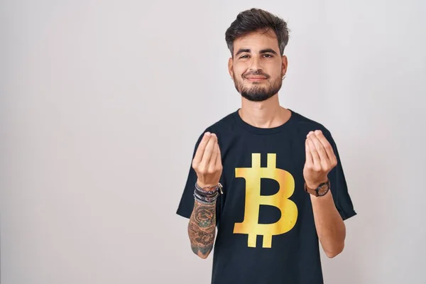 Young Hispanic Man Tattoos Wearing Bitcoin Shirt Doing Money Gesture — Foto de Stock