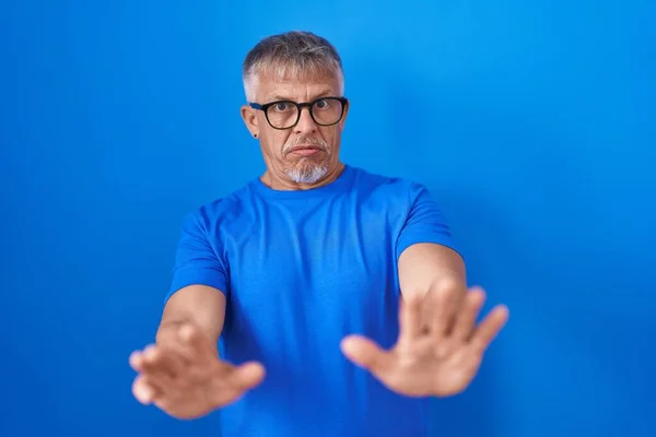 Hispanic Man Grey Hair Standing Blue Background Moving Away Hands — Stock Photo, Image