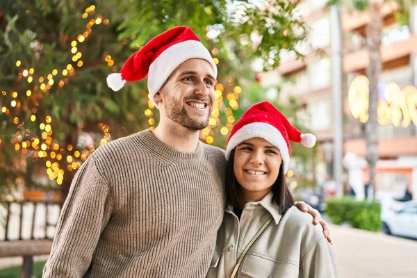 Hombre Mujer Pareja Vistiendo Sombrero Navidad Abrazándose Parque —  Fotos de Stock