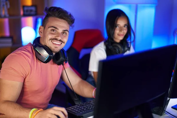 Streamers Hombre Mujer Jugando Videojuegos Con Computadora Sala Juegos —  Fotos de Stock