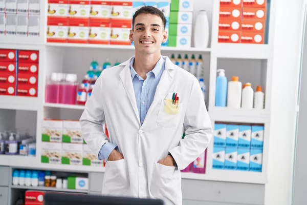 Jovem Hispânico Homem Farmacêutico Sorrindo Confiante Farmácia — Fotografia de Stock