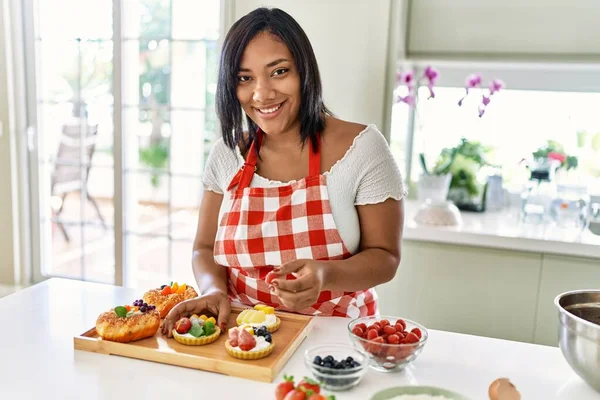 Hispanic Brunette Woman Preparing Pastries Fruits Kitchen — Stockfoto