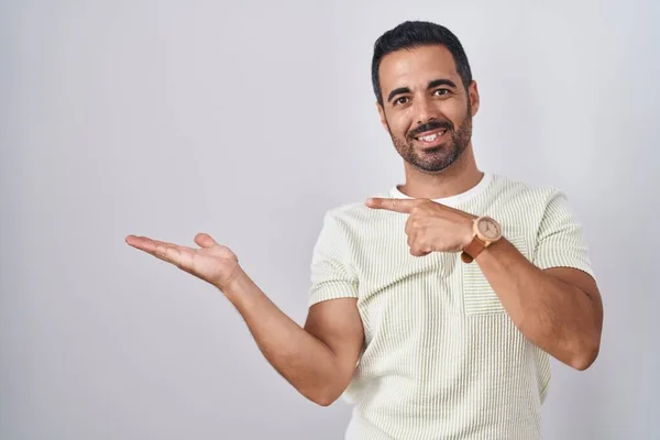 Homem Hispânico Com Barba Sobre Fundo Isolado Espantado Sorrindo Para — Fotografia de Stock