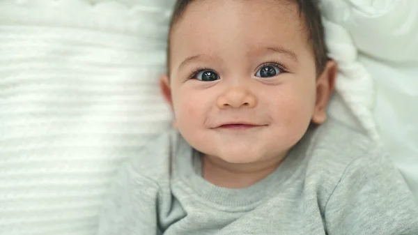 Schattige Spaanse Baby Glimlachend Zelfverzekerd Liggend Bed Slaapkamer — Stockfoto