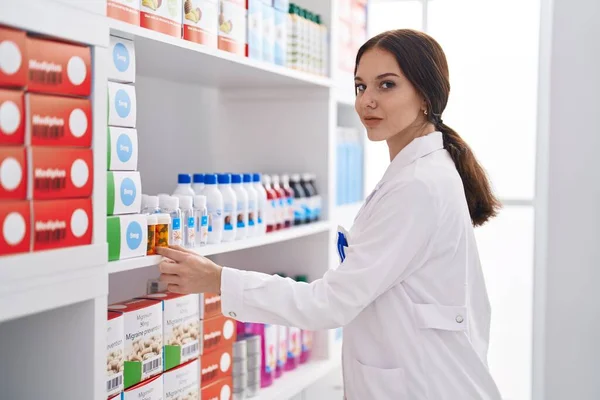Young Woman Pharmacist Organize Shev Pharmacy — Zdjęcie stockowe