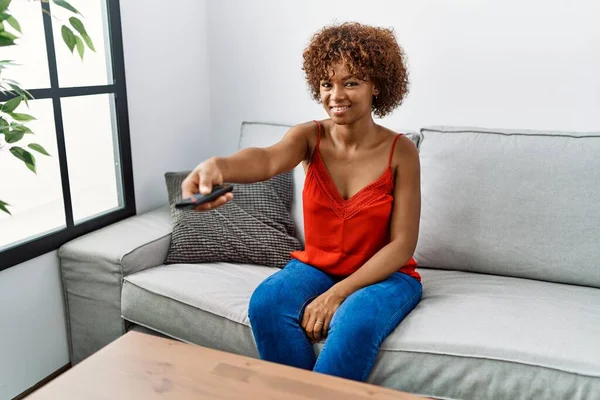 Jong Afrikaans Amerikaans Vrouw Glimlachen Zelfverzekerd Kijken Thuis — Stockfoto