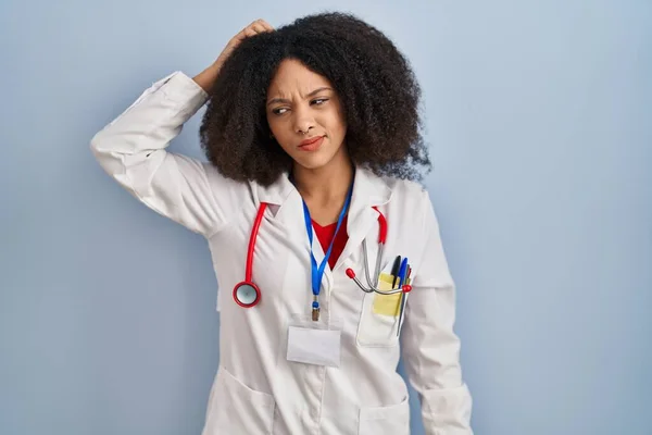 Jeune Femme Afro Américaine Portant Uniforme Médecin Stéthoscope Confondre Poser — Photo