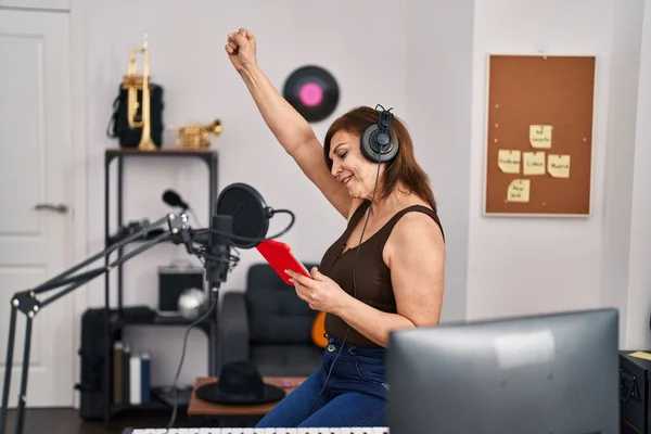 Средневековая Женщина Музыкант Помощью Тачпада Поет Песню Музыкальной Студии — стоковое фото