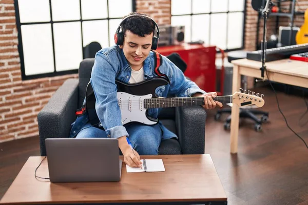 Kili Olmayan Genç Müzisyen Müzik Stüdyosunda Elektro Gitar Çalıyor — Stok fotoğraf