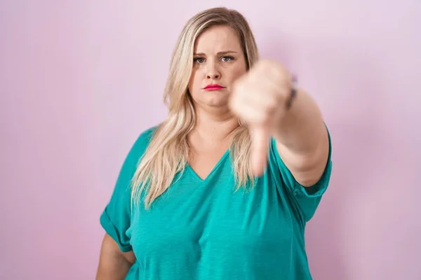 Caucasian Size Woman Standing Pink Background Looking Unhappy Angry Showing — Stock fotografie