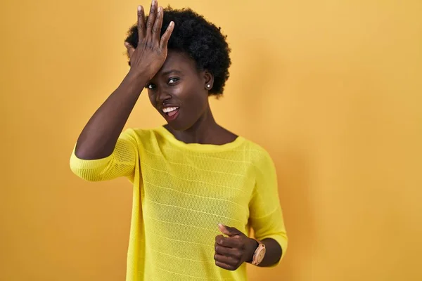African Young Woman Standing Yellow Studio Surprised Hand Head Mistake — Zdjęcie stockowe